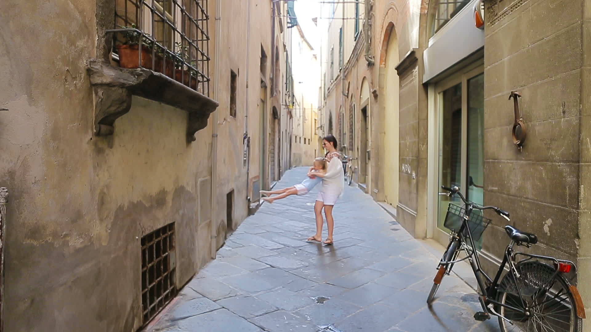 在意大利度假的夏天快乐的母亲和可爱的小女孩在罗马度假视频的预览图