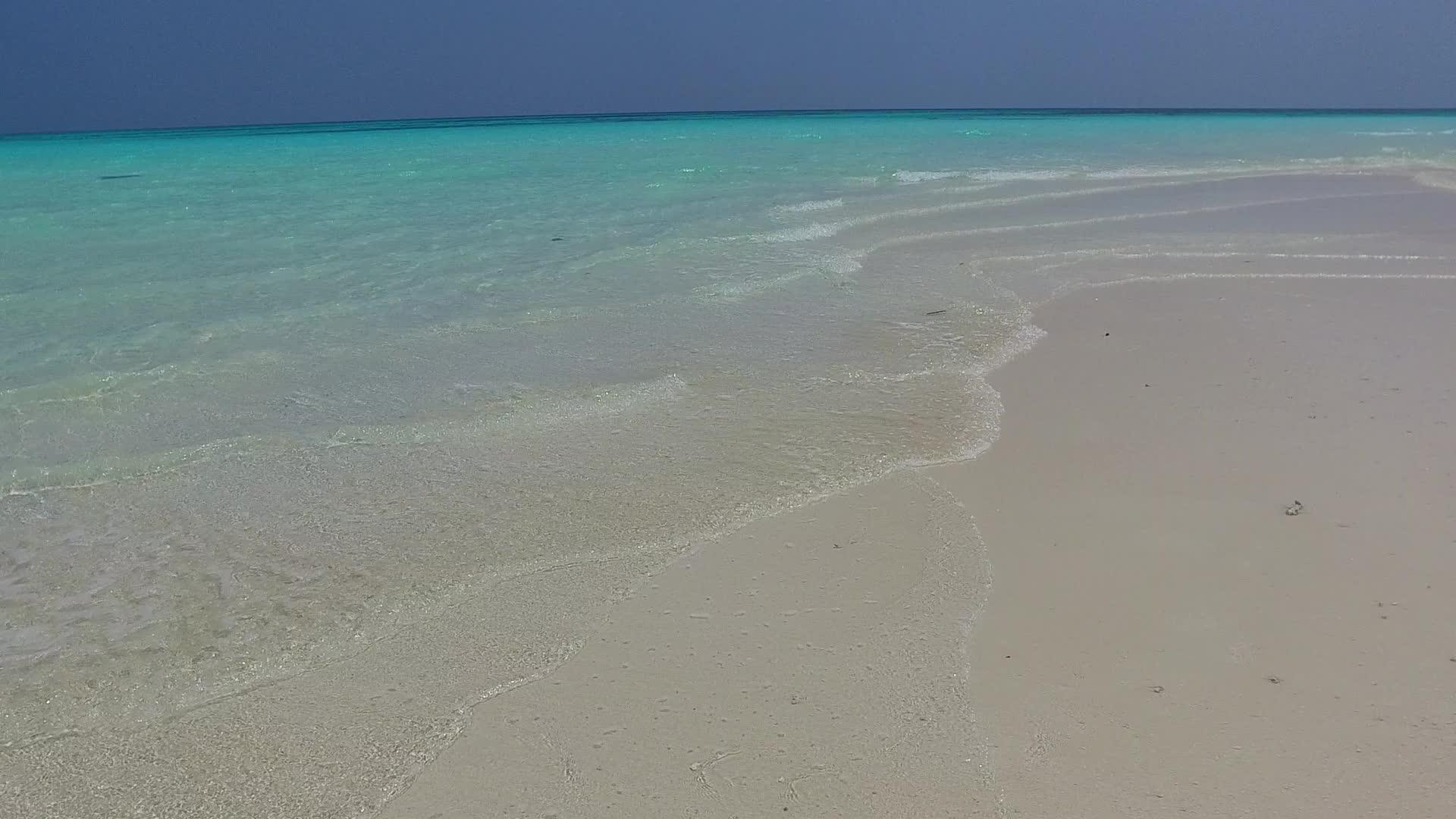 在蓝色海洋和白色沙滩的背景下热带海岸海滩的生活方式在广角附近视频的预览图