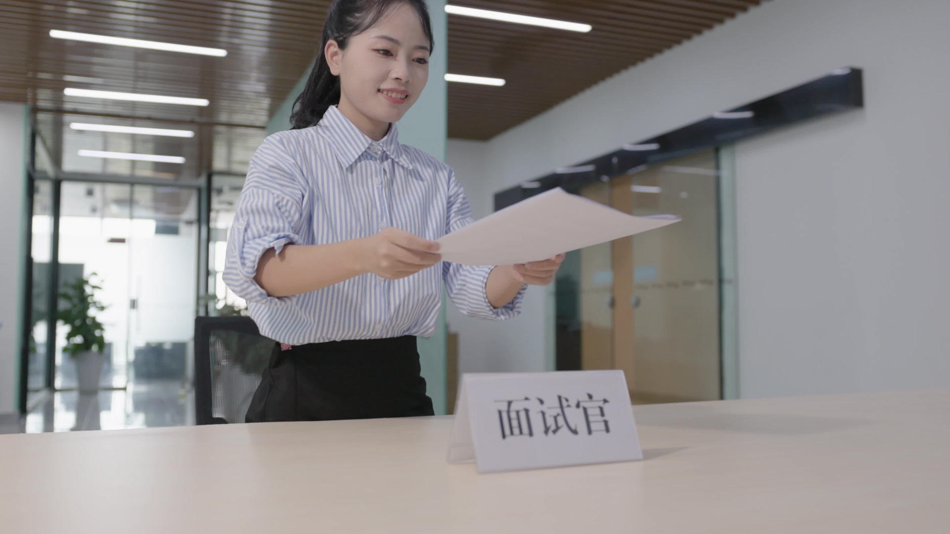 4K大学毕业季大学生找工作办公场景中的面试过程视频素材视频的预览图