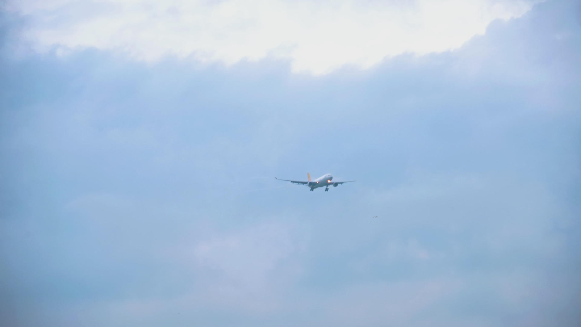 飞机在阴云灰色的天空中视频的预览图