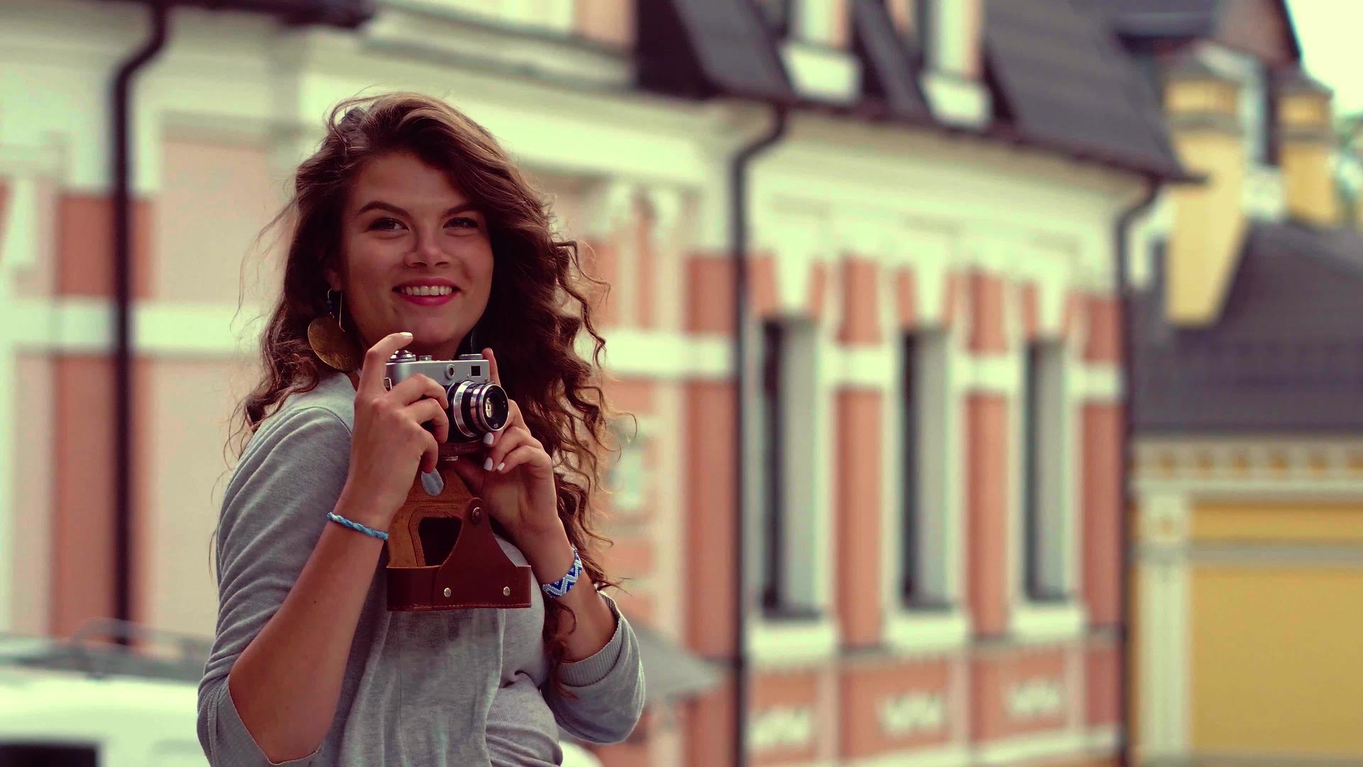 迷人的旅行女孩在街上拍照视频的预览图
