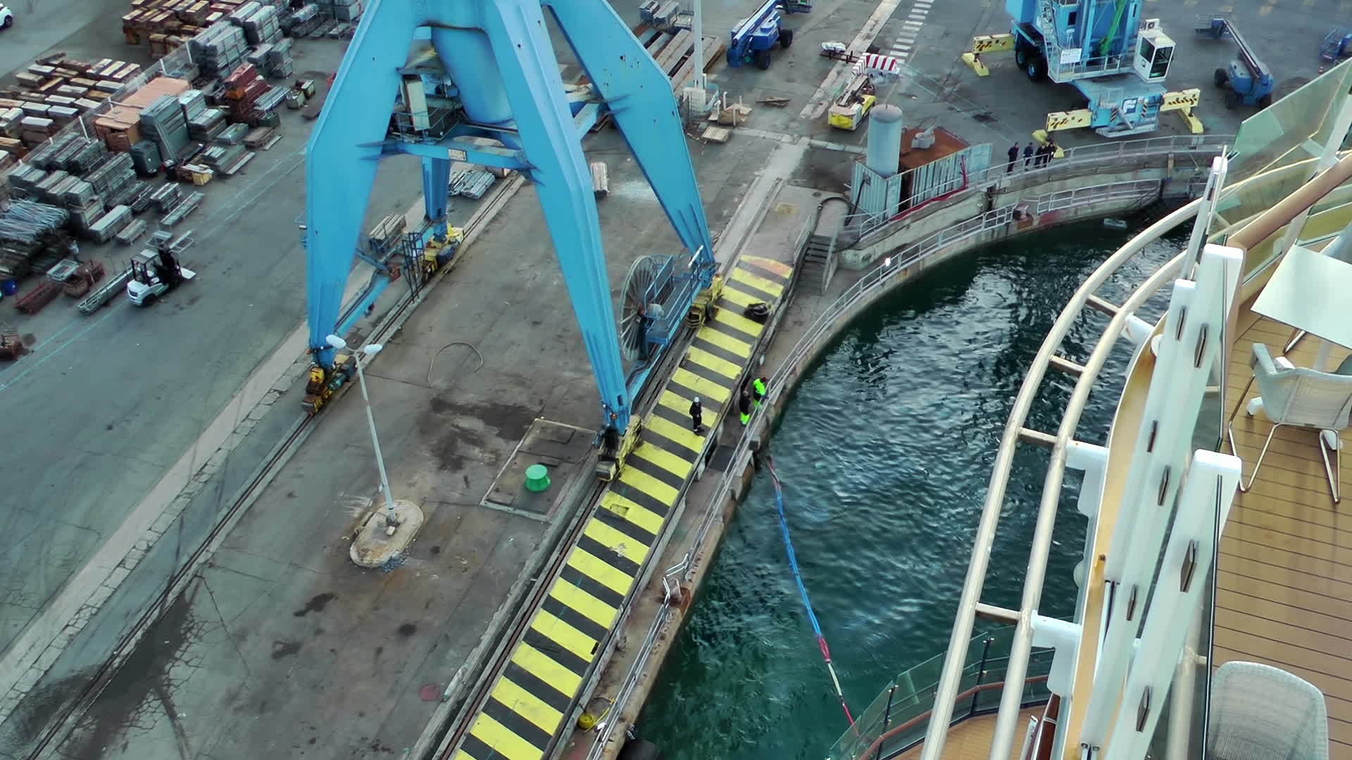 Marseille陆港人员及起重机视频的预览图