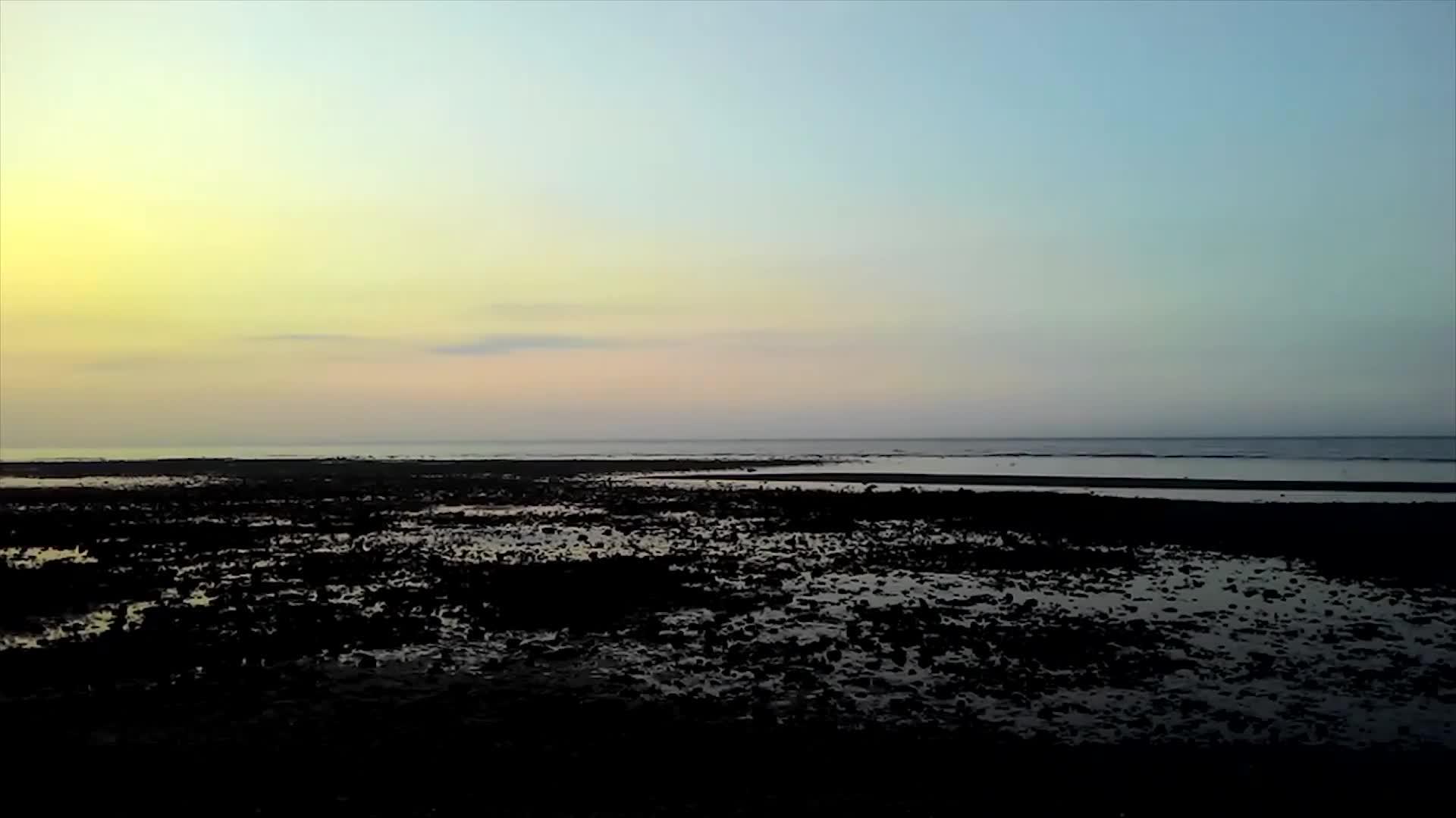 蓝天和云中的海浪视频的预览图
