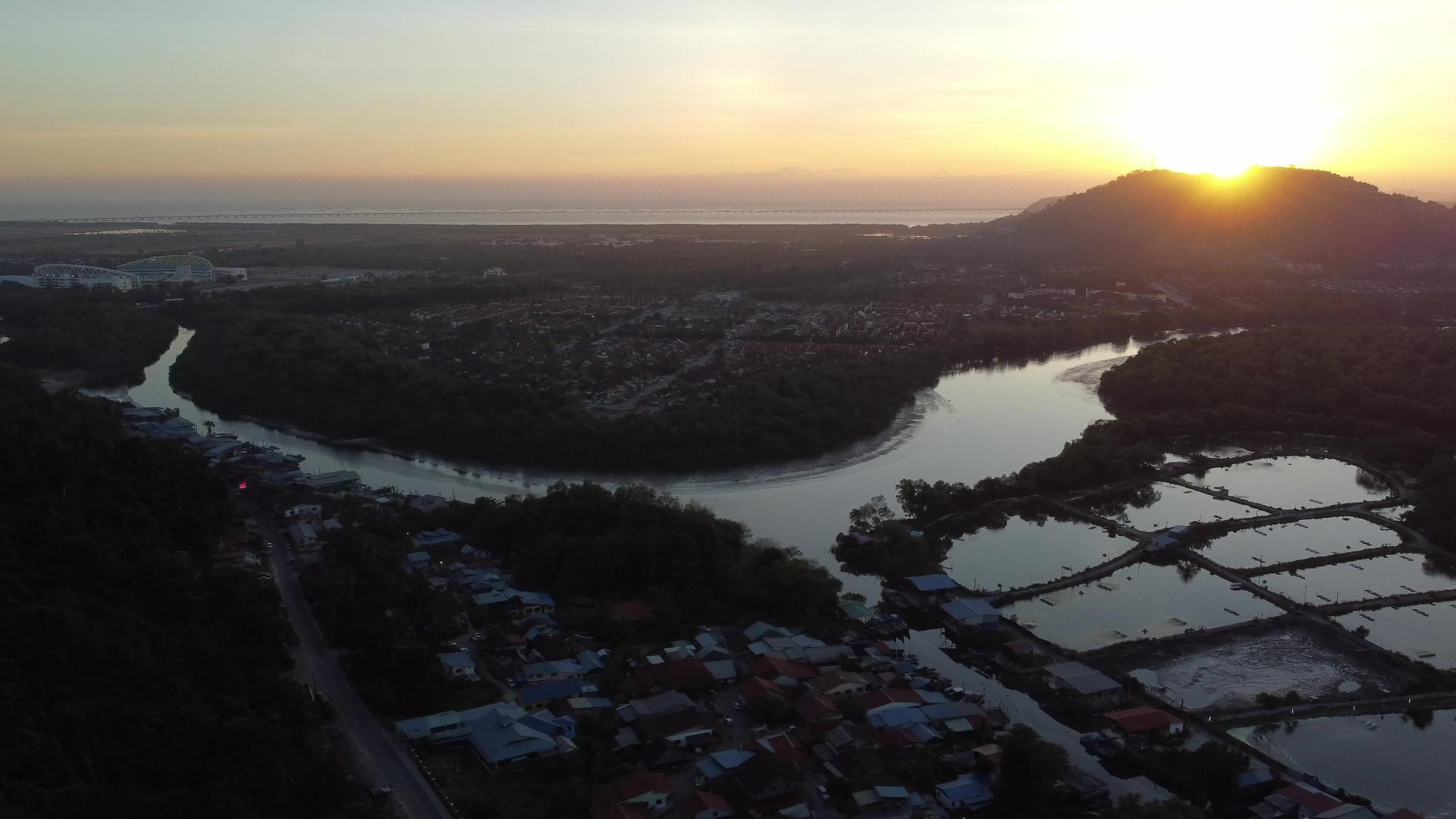 日落时观的渔村视频的预览图