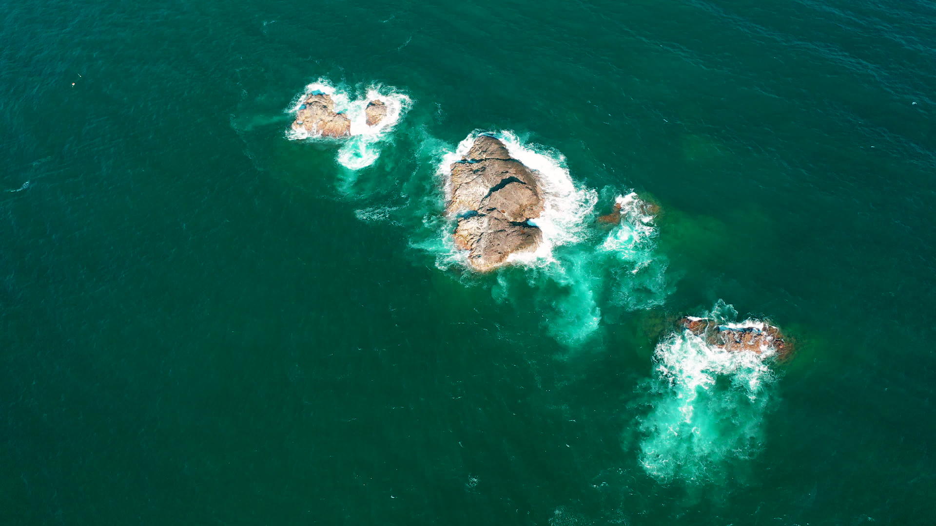 观察海洋波浪岩石和海岸线视频的预览图