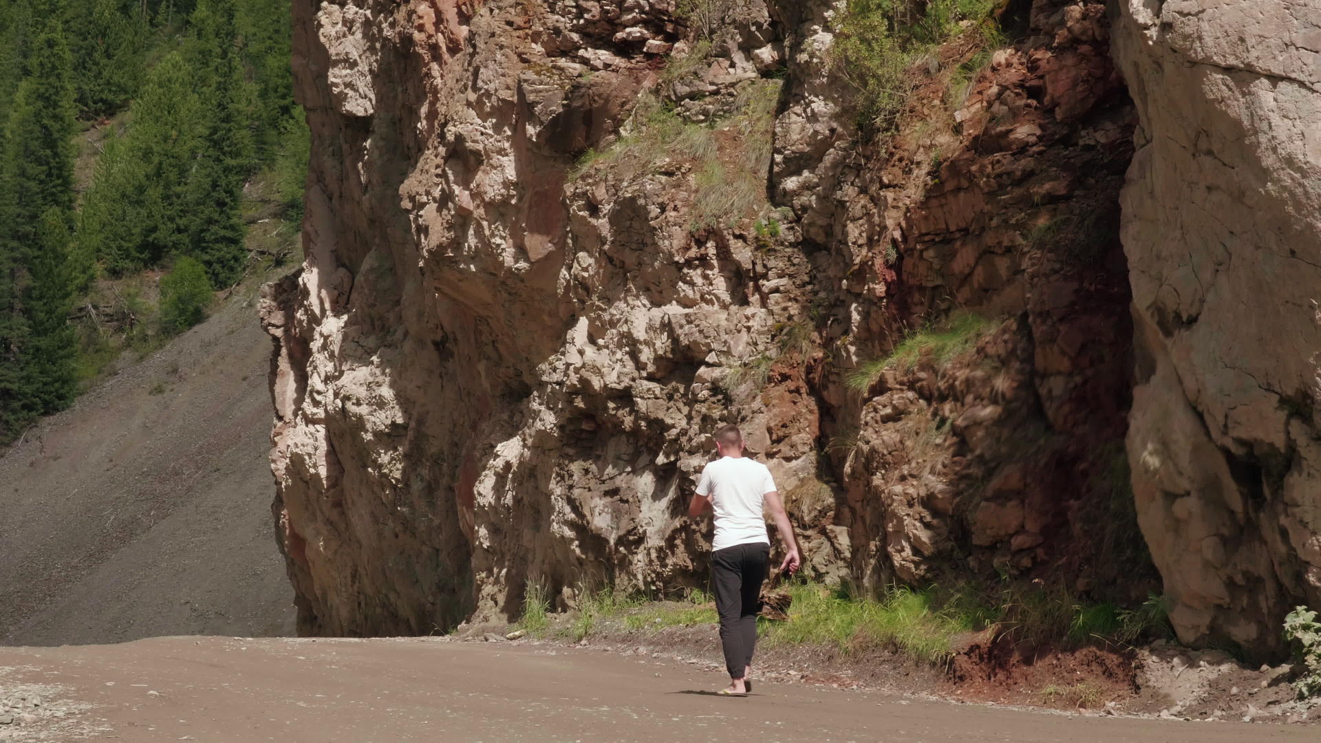 男人走在红石之间视频的预览图