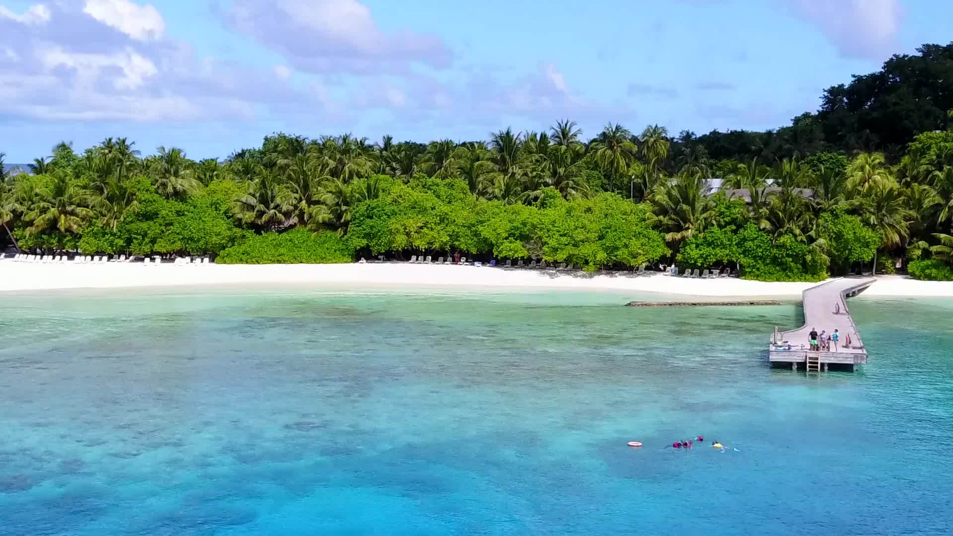 狂欢度假胜地以蓝海和阳光下的白色沙底为例视频的预览图