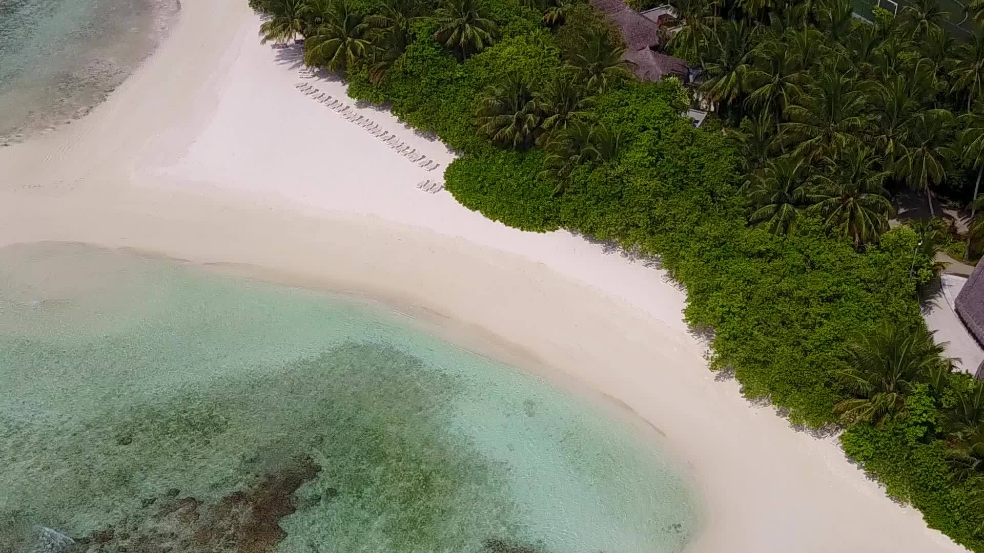 奢华的海滩时间浪漫抽象通过清水和白色沙子背景视频的预览图