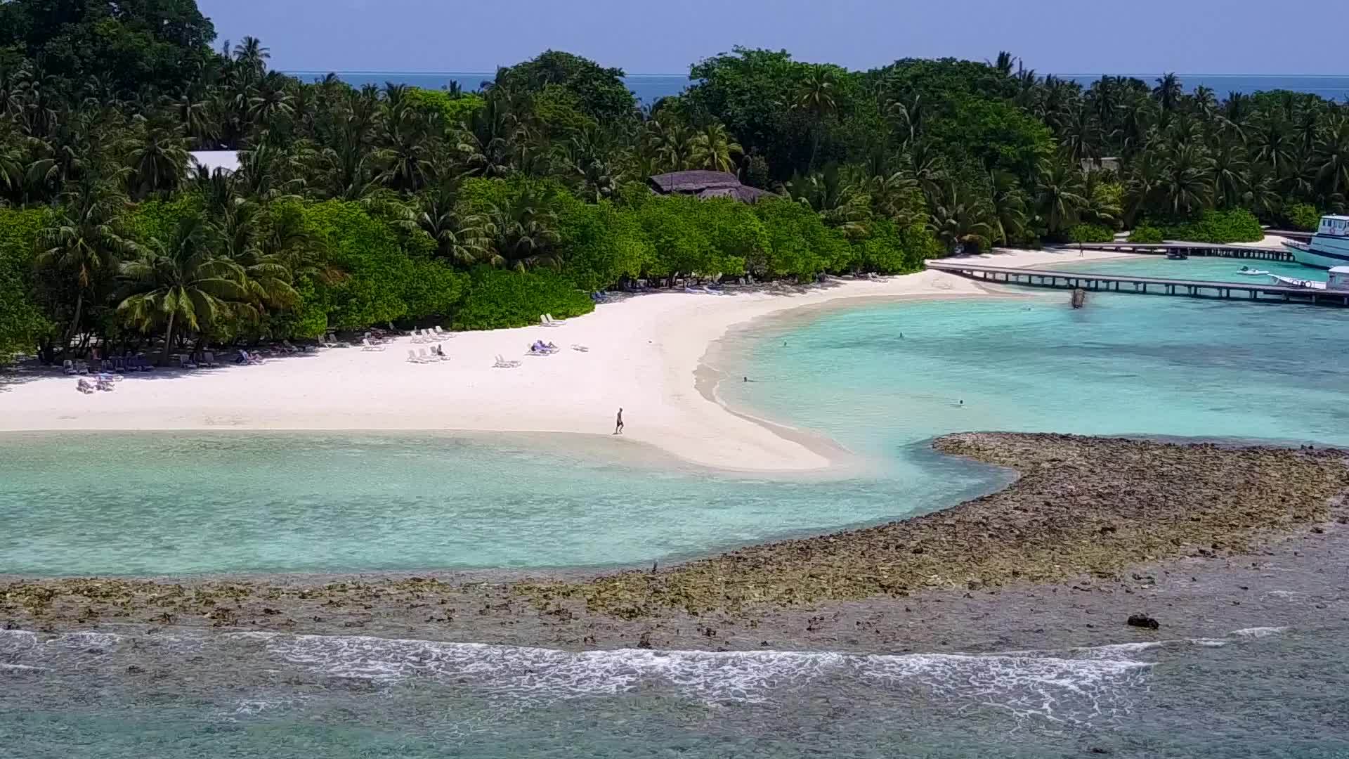 日落前有蓝色的水和白色的沙滩视频的预览图