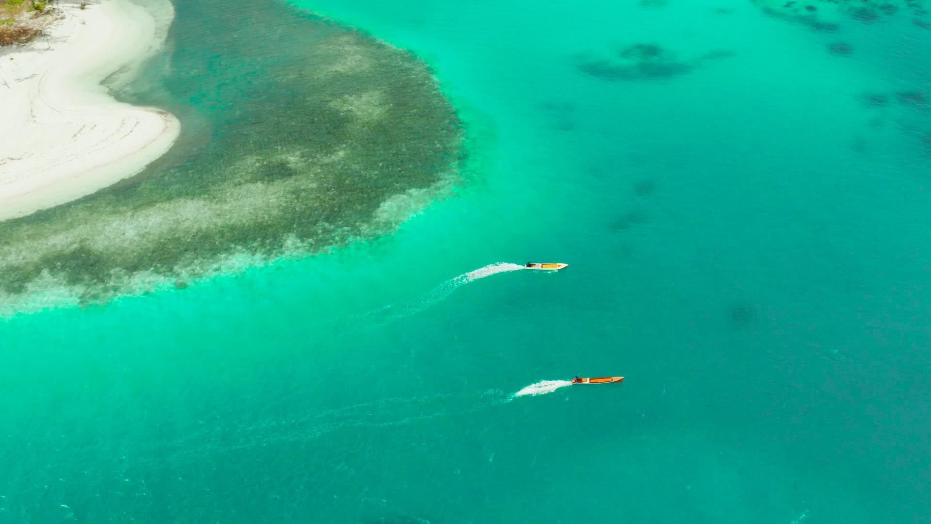 蓝色海洋上的海景珊瑚礁和机动艇视频的预览图