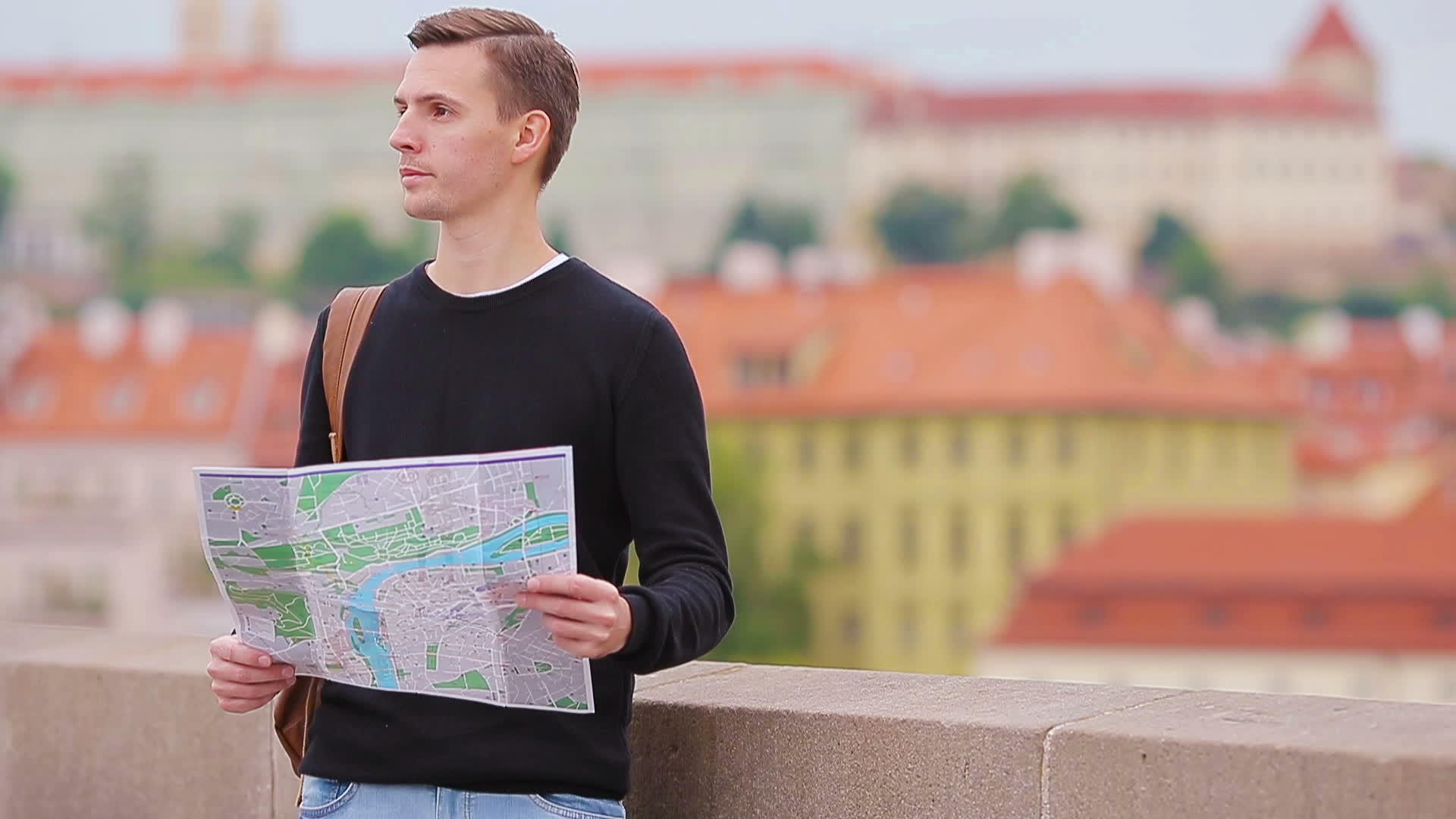 男子旅游和城市地图和背包在欧洲白人男孩使用欧洲城市地图视频的预览图