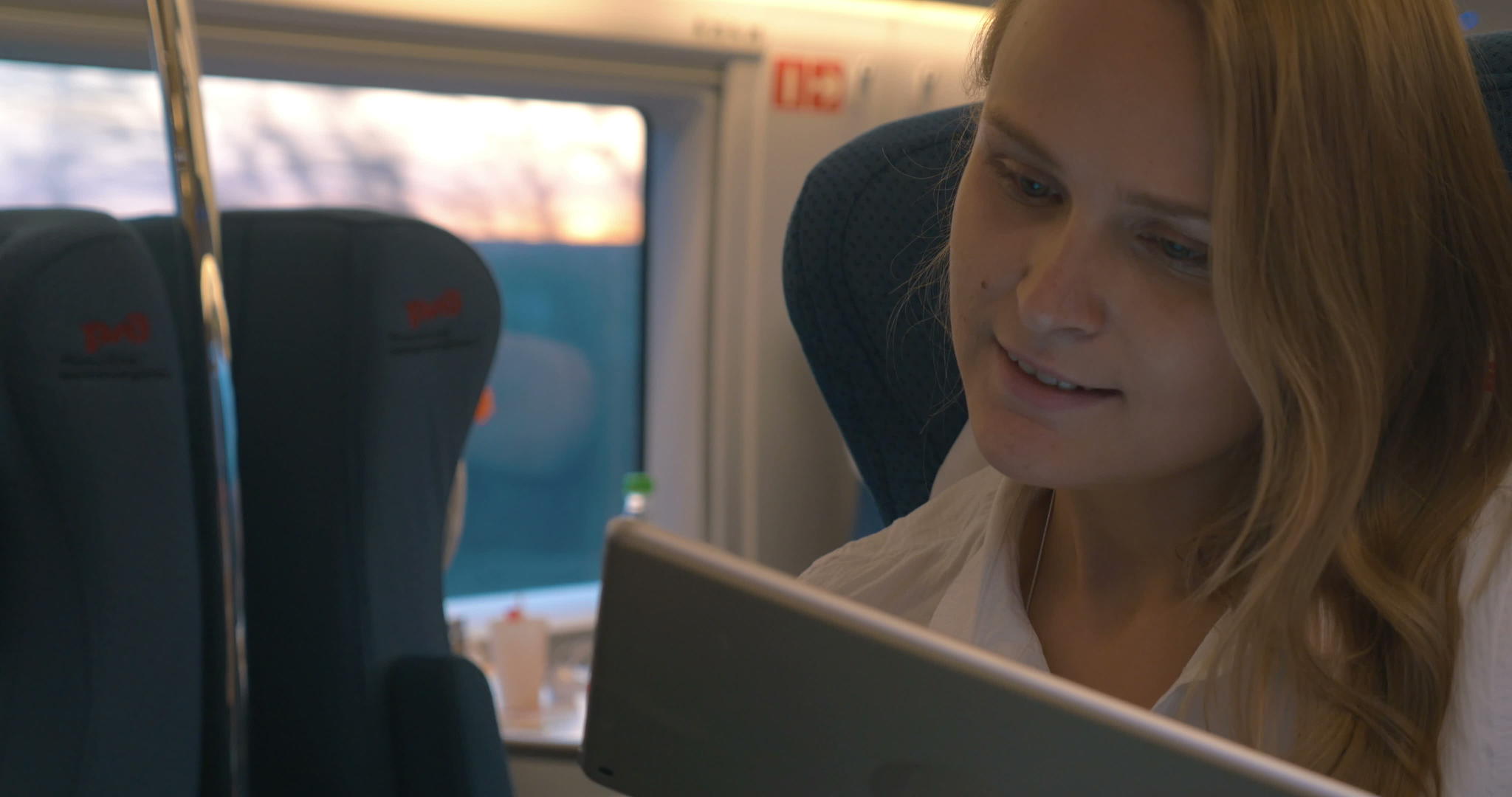 女性乘坐火车时使用触摸平板进行交流视频的预览图
