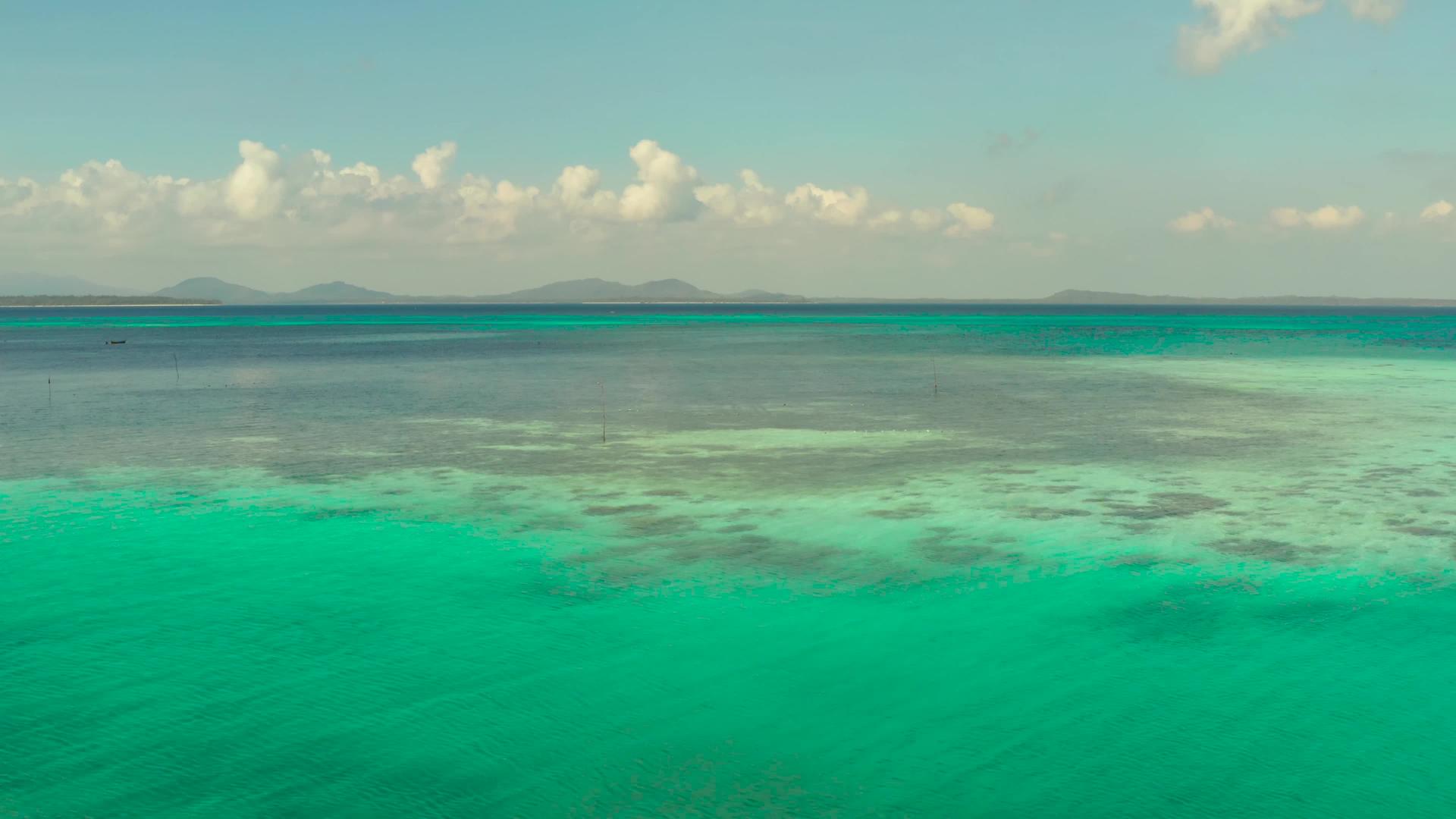 巴拉巴克古拉旺菲带环礁湖和热带岛屿的热带景观视频的预览图
