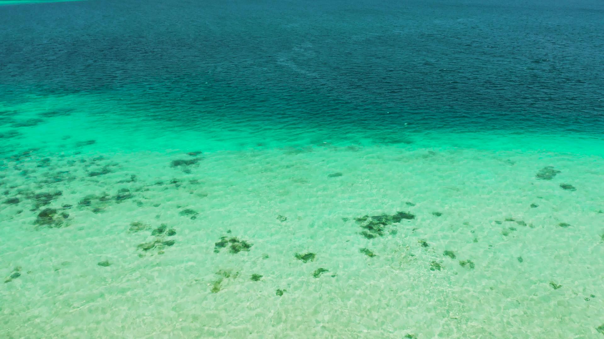 蓝海和环礁湖热带景观视频的预览图