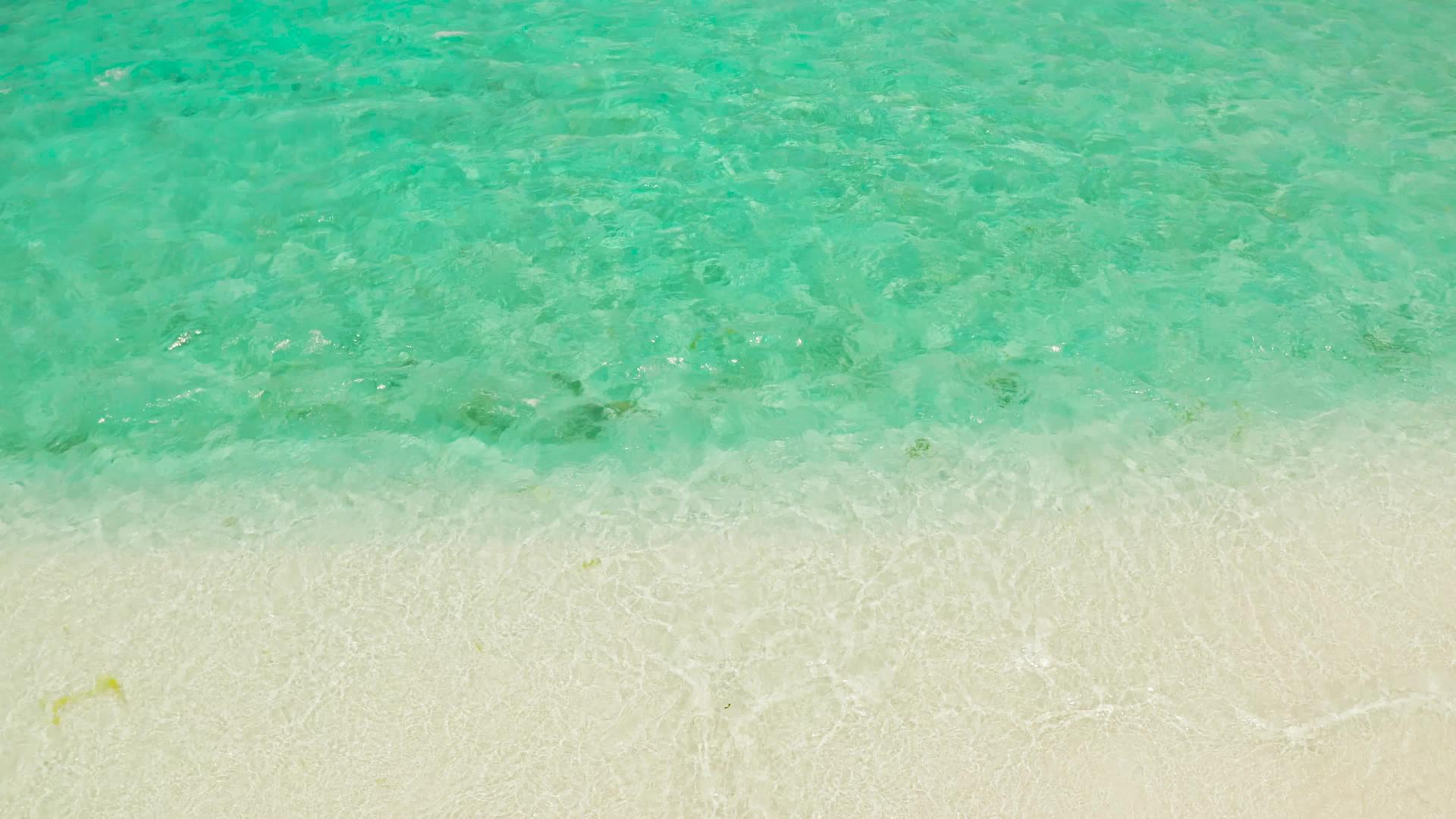 热带海滩和蓝色的海浪海滩视频的预览图