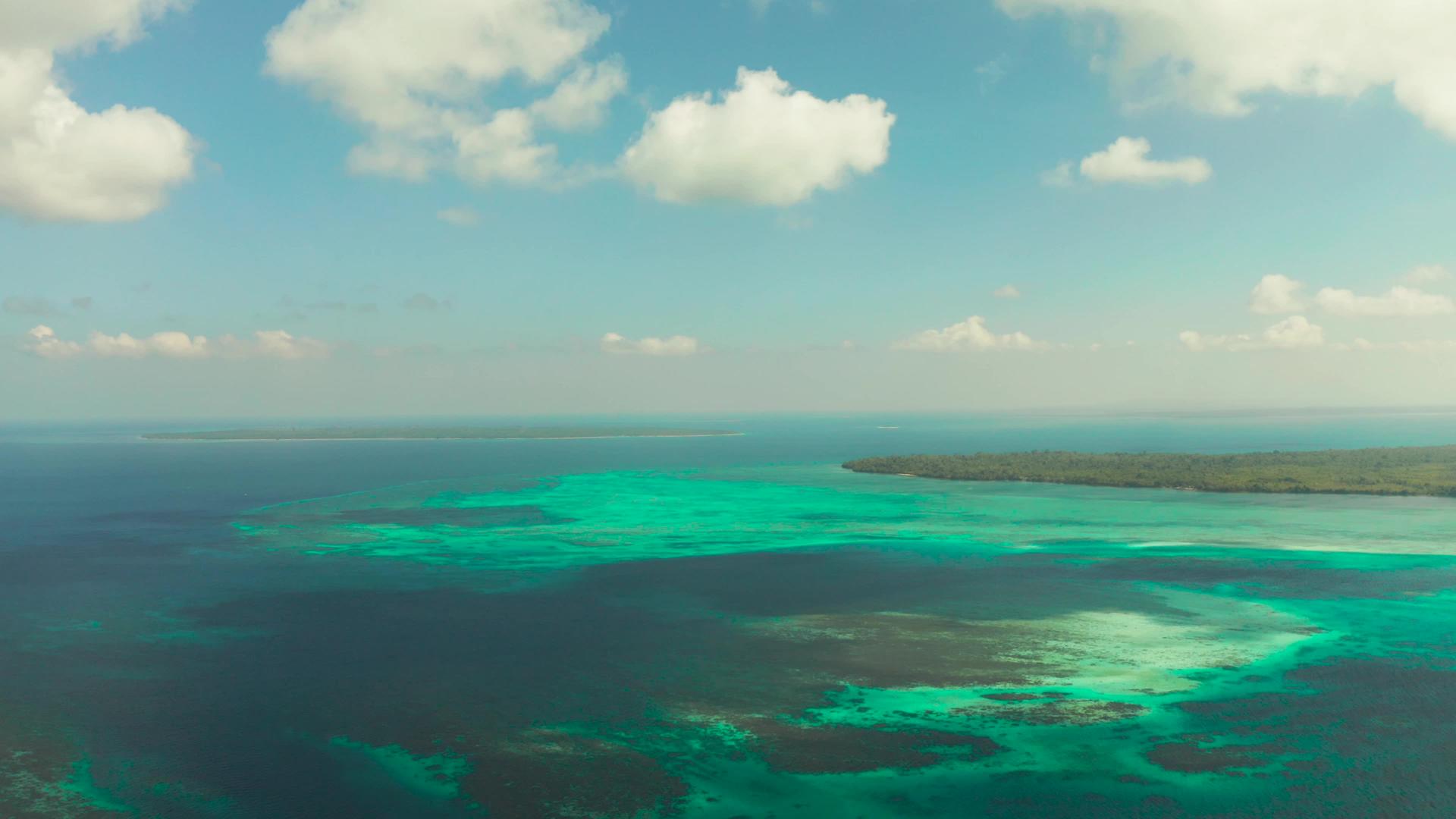巴拉巴克古拉旺菲带环礁湖和热带岛屿的热带景观视频的预览图
