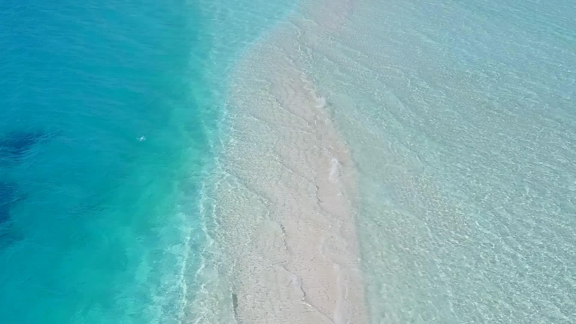 沙洲附近的水蓝色泻湖和白沙海滩视频的预览图