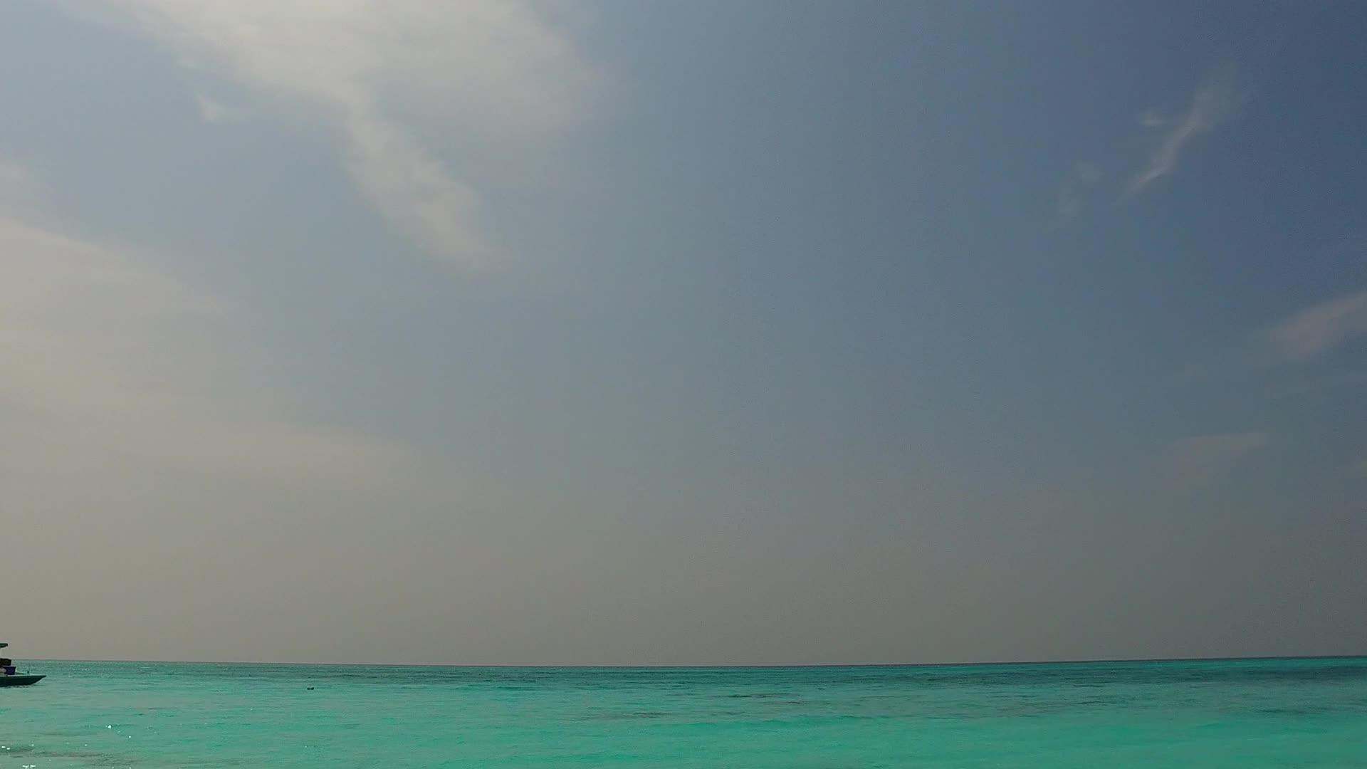海滩度假以环礁湖透明和白色沙滩为背景视频的预览图