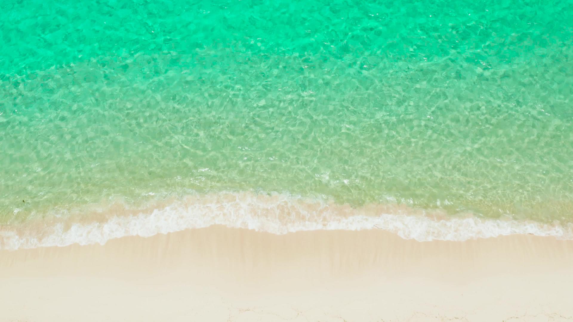 热带海滩和蓝色的海浪海滩视频的预览图