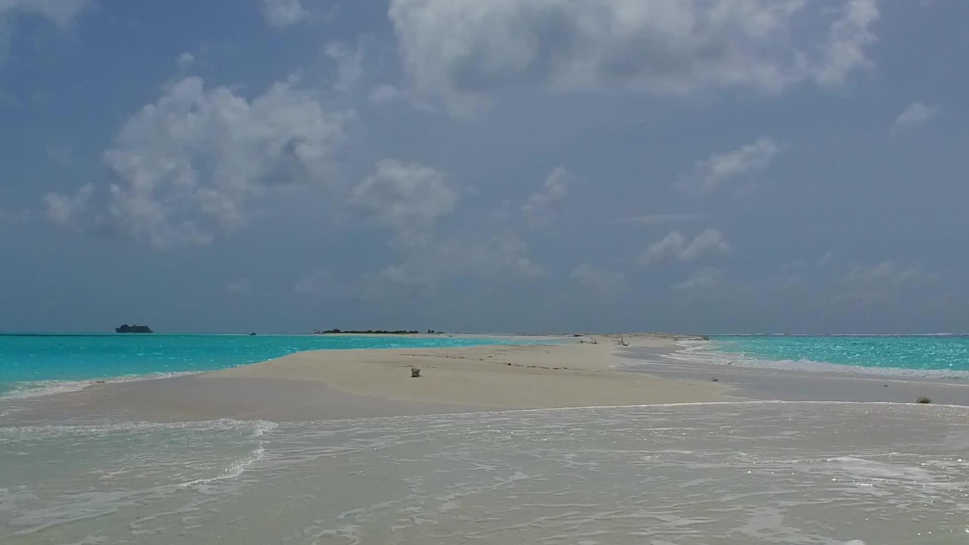 蓝海热带旅游海滩探索沙洲附近白色沙滩背景的全景视频的预览图