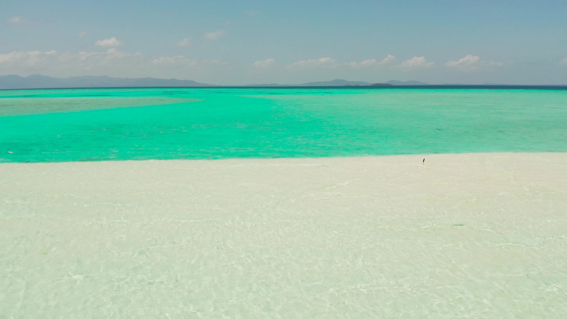 热带海滩和蓝色的海浪海滩视频的预览图