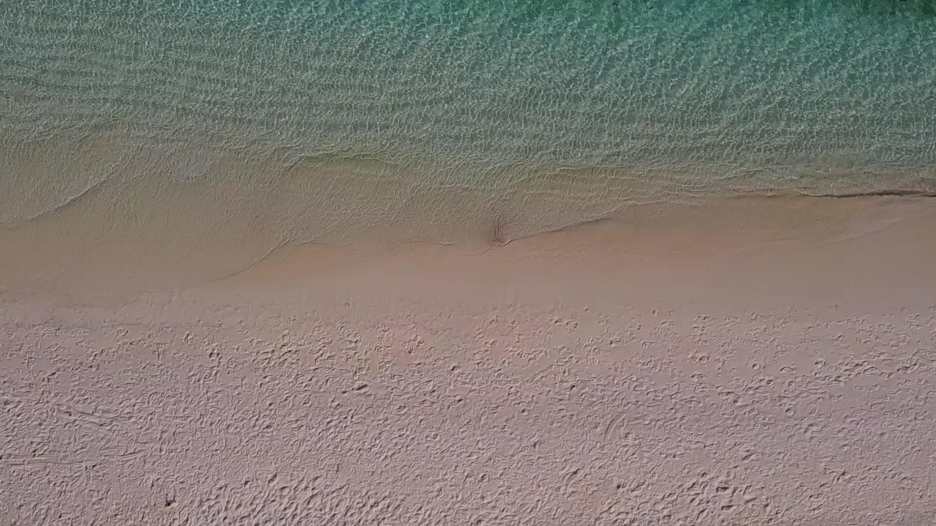 旅游海滩探索远离珊瑚礁的透明水和白色沙沙背景视频的预览图