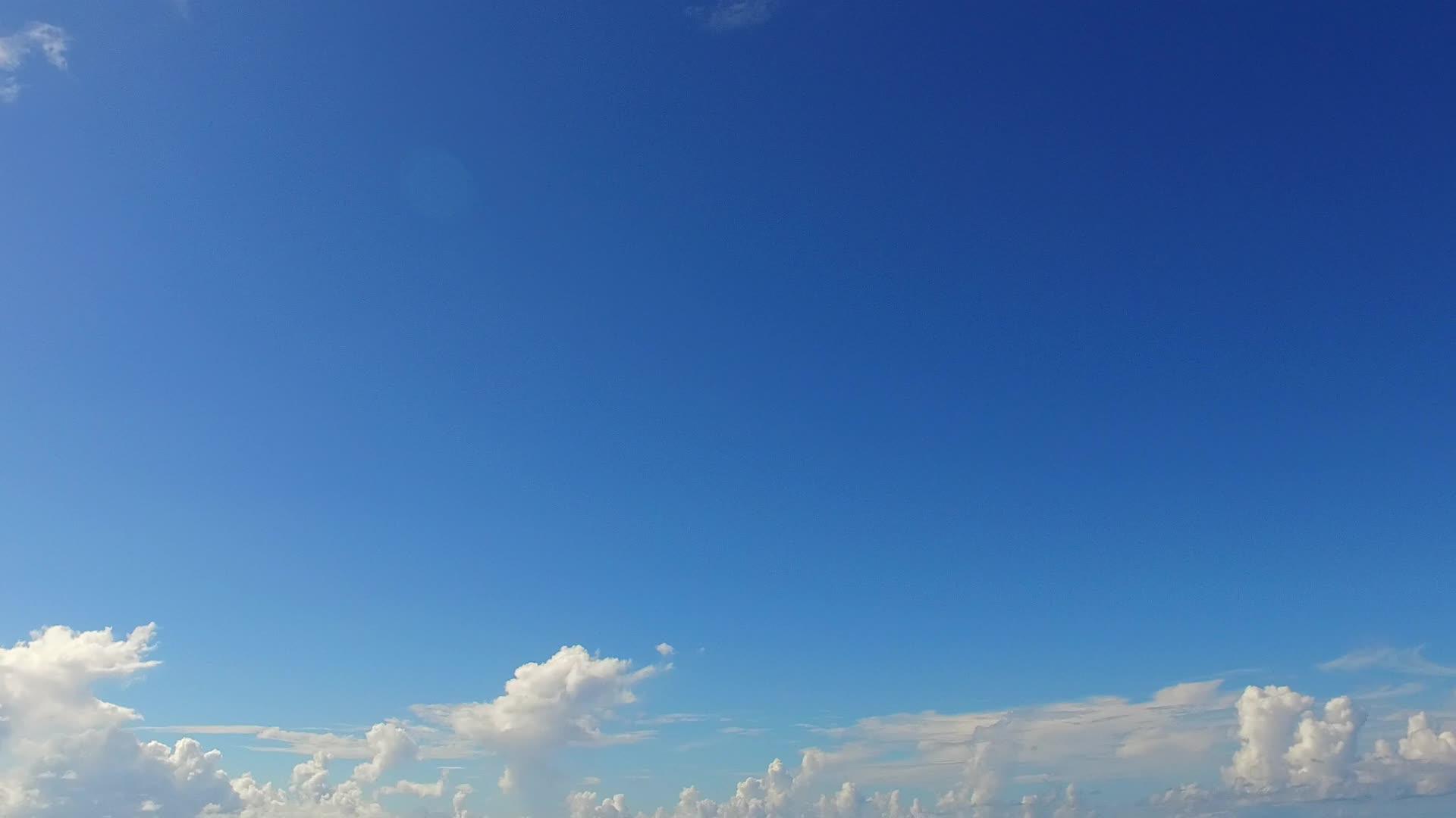 蓝海豪华度假村海滩旅游靠近冲浪的白色沙滩背景视频的预览图
