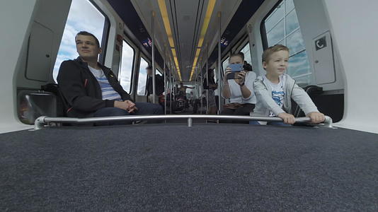 家庭成员乘坐无列车在城市旅行视频的预览图