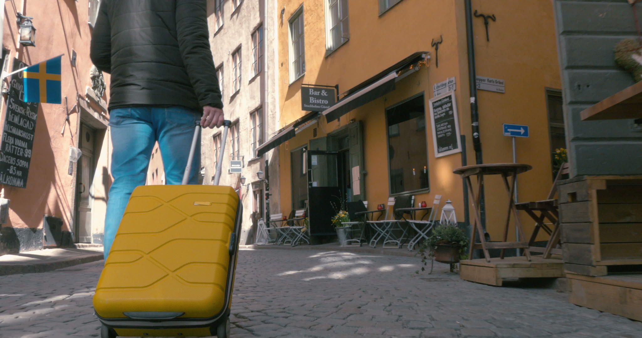 一个旅行者拿着手提箱走在后面视频的预览图