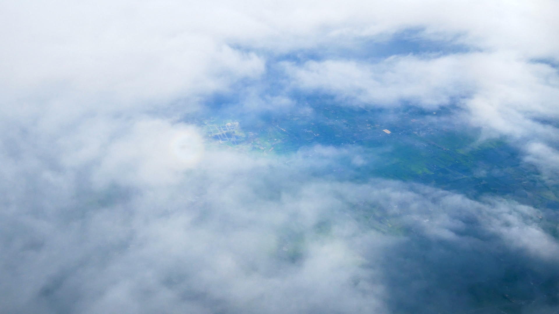 乘飞机旅行通过飞机窗口查看云层天空和乡村上空的飞机视频的预览图
