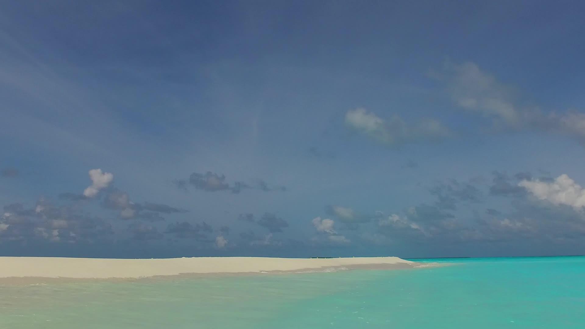 蓝色的海滨生活伴随着波浪附近的白色沙背景视频的预览图