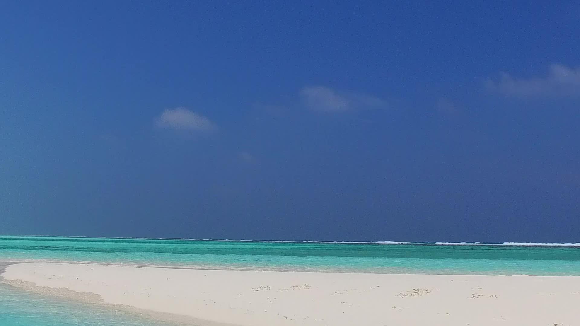 浅海和沙洲附近的白沙背景视频的预览图