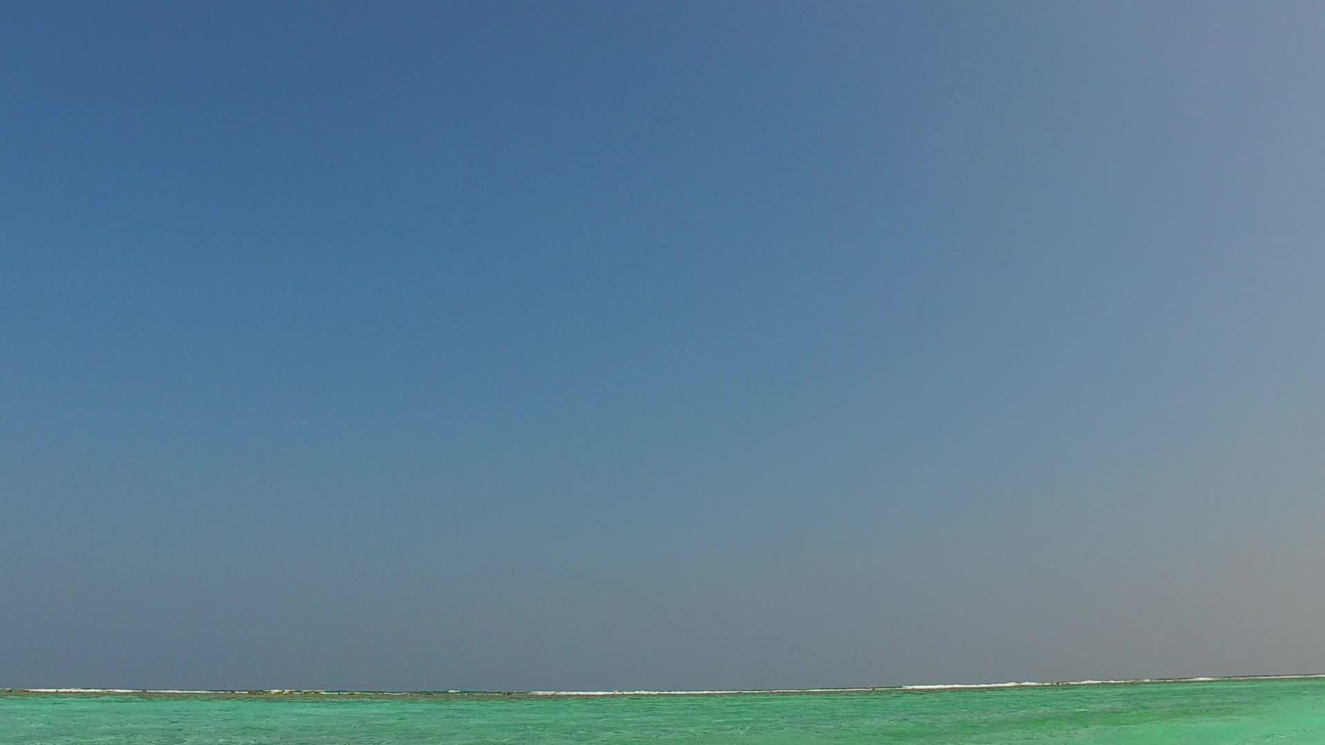 美丽的海湾海滩海滩海平面和近波的白色海滩背景被用来复制视频的预览图