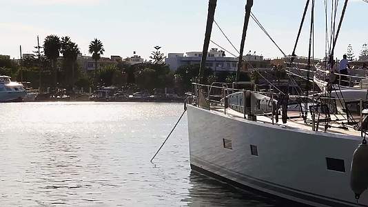 暑假期间在地中海地区的游艇旅游和假日旅游活动视频的预览图
