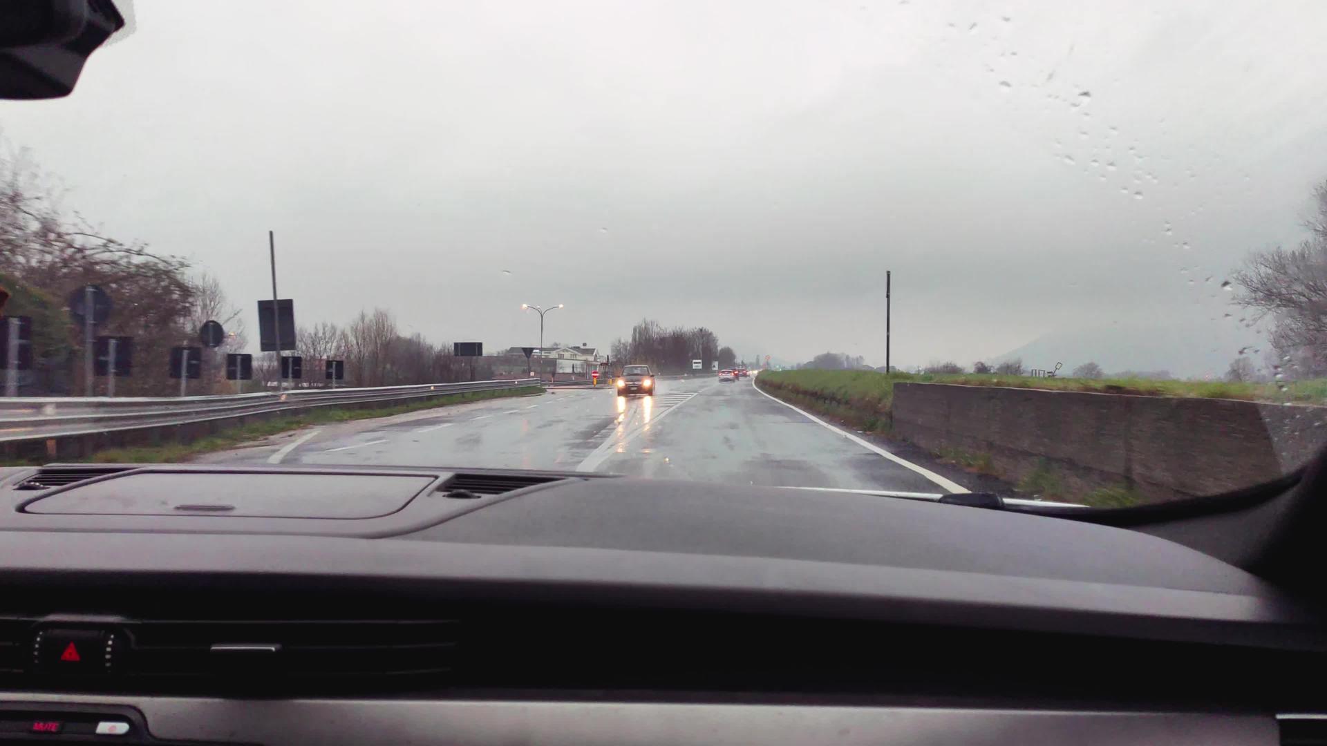 带雨的意大利河路视频的预览图