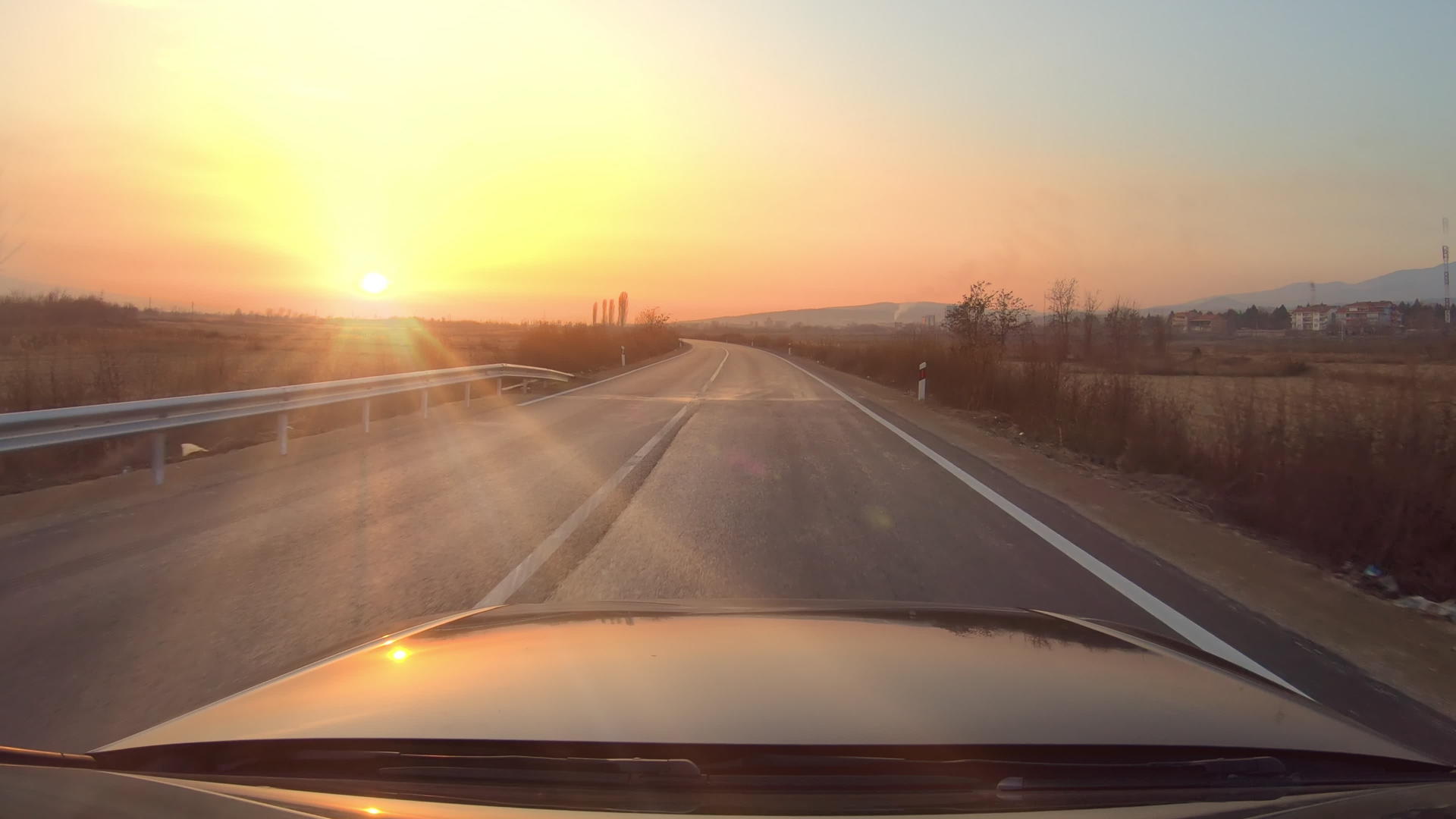 第一个视角汽车在日落时行驶视频的预览图