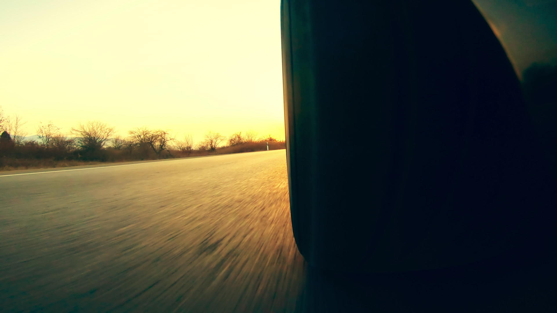 汽车在日落时快速行驶视频的预览图
