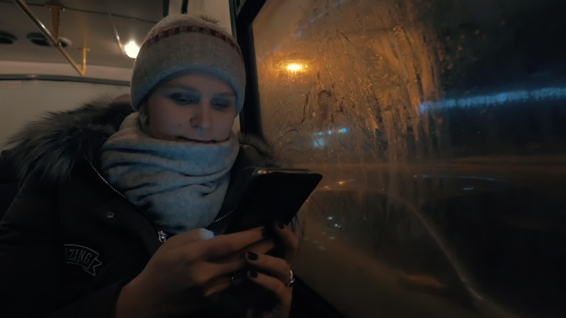 夜间城市乘公共汽车旅行的妇女视频的预览图
