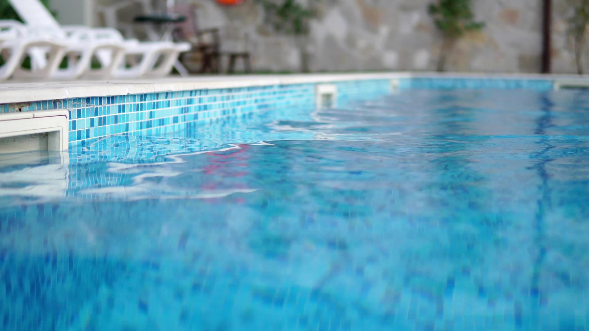 游泳池酒店夏季假期运动海浪旅游放松度假背景循环视频的预览图