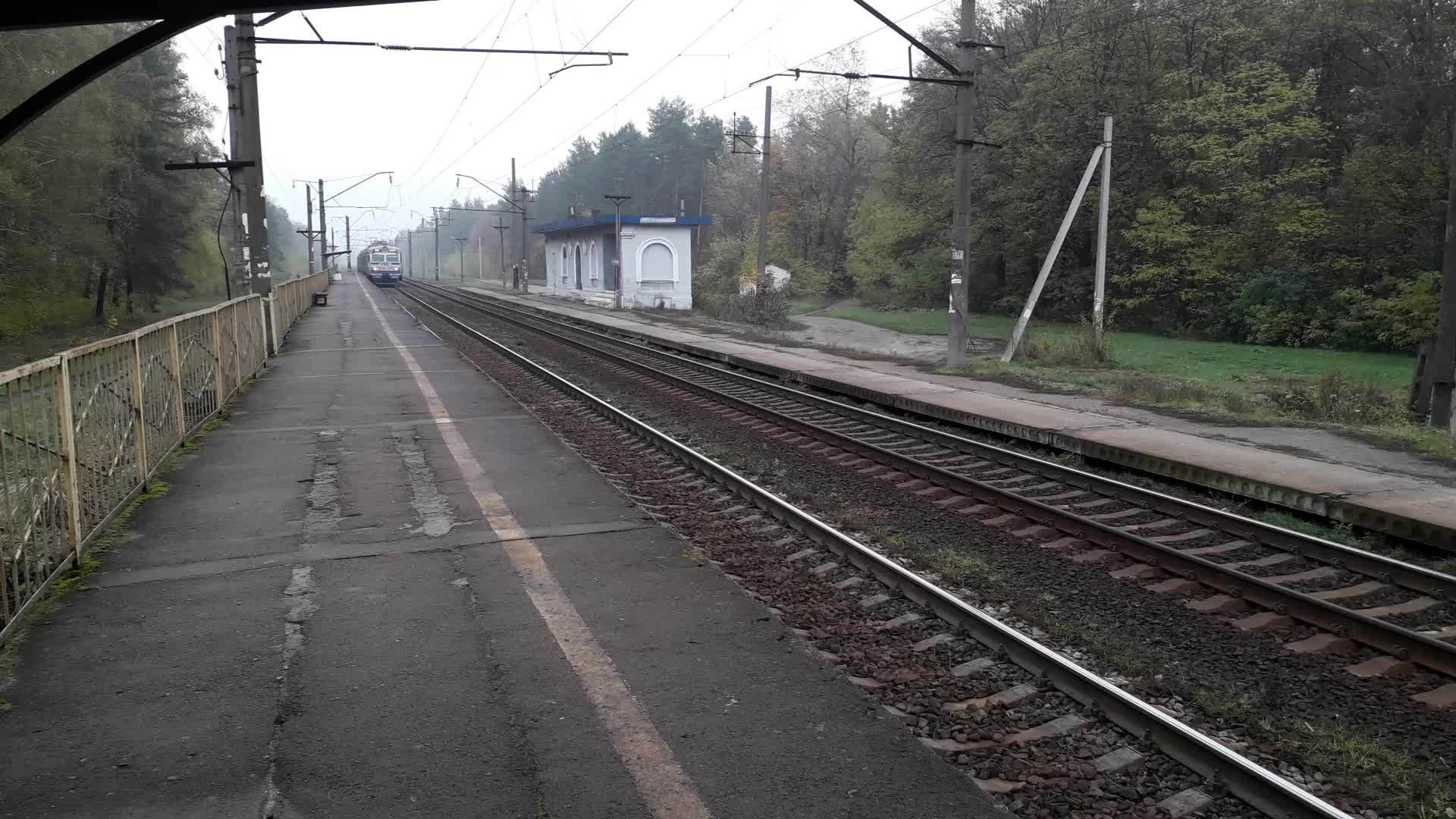 火车到达火车站视频的预览图