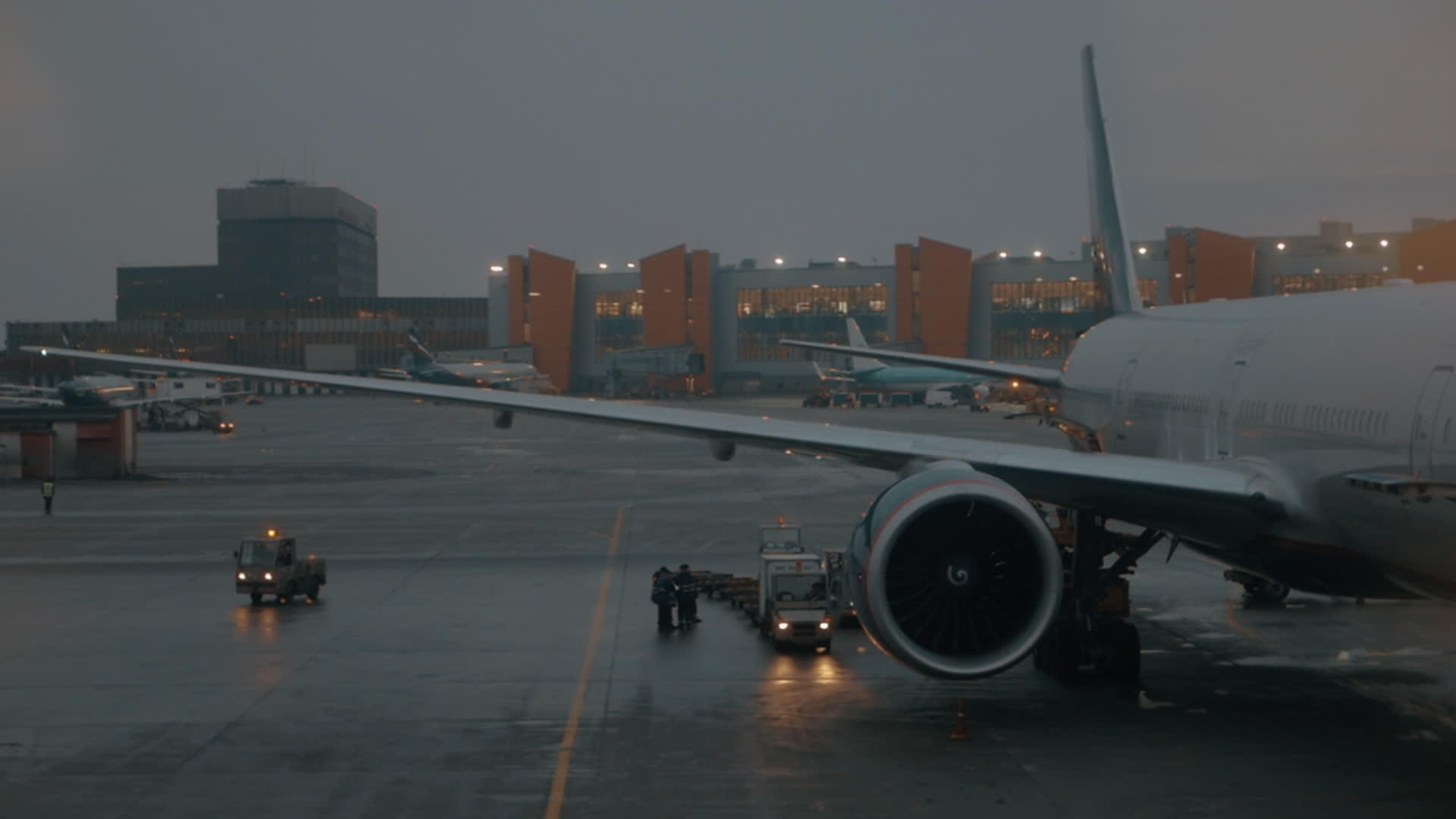 夜间机场观光灯照亮了飞机和车辆视频的预览图