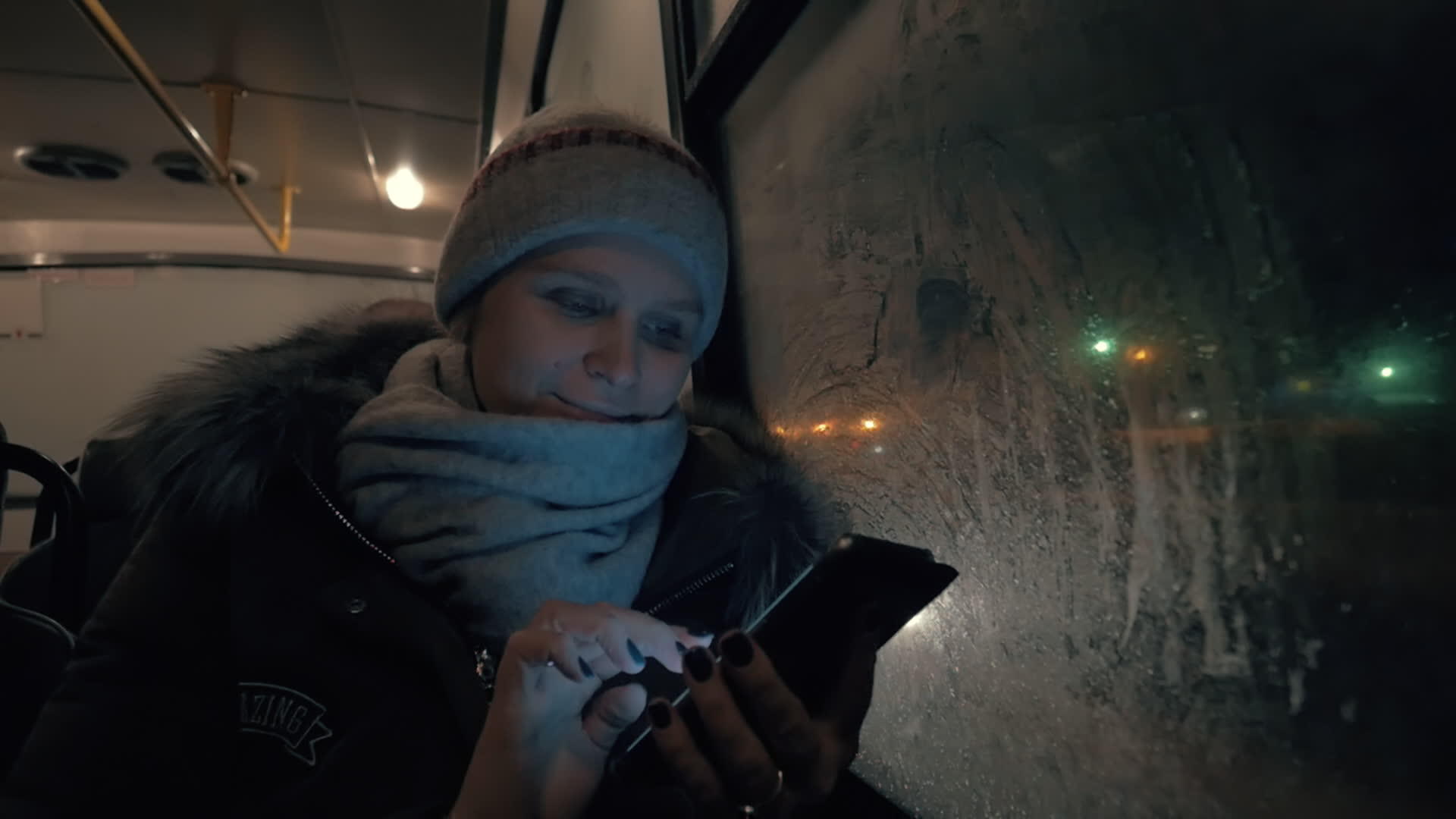 冬天的晚上女人坐公共汽车视频的预览图