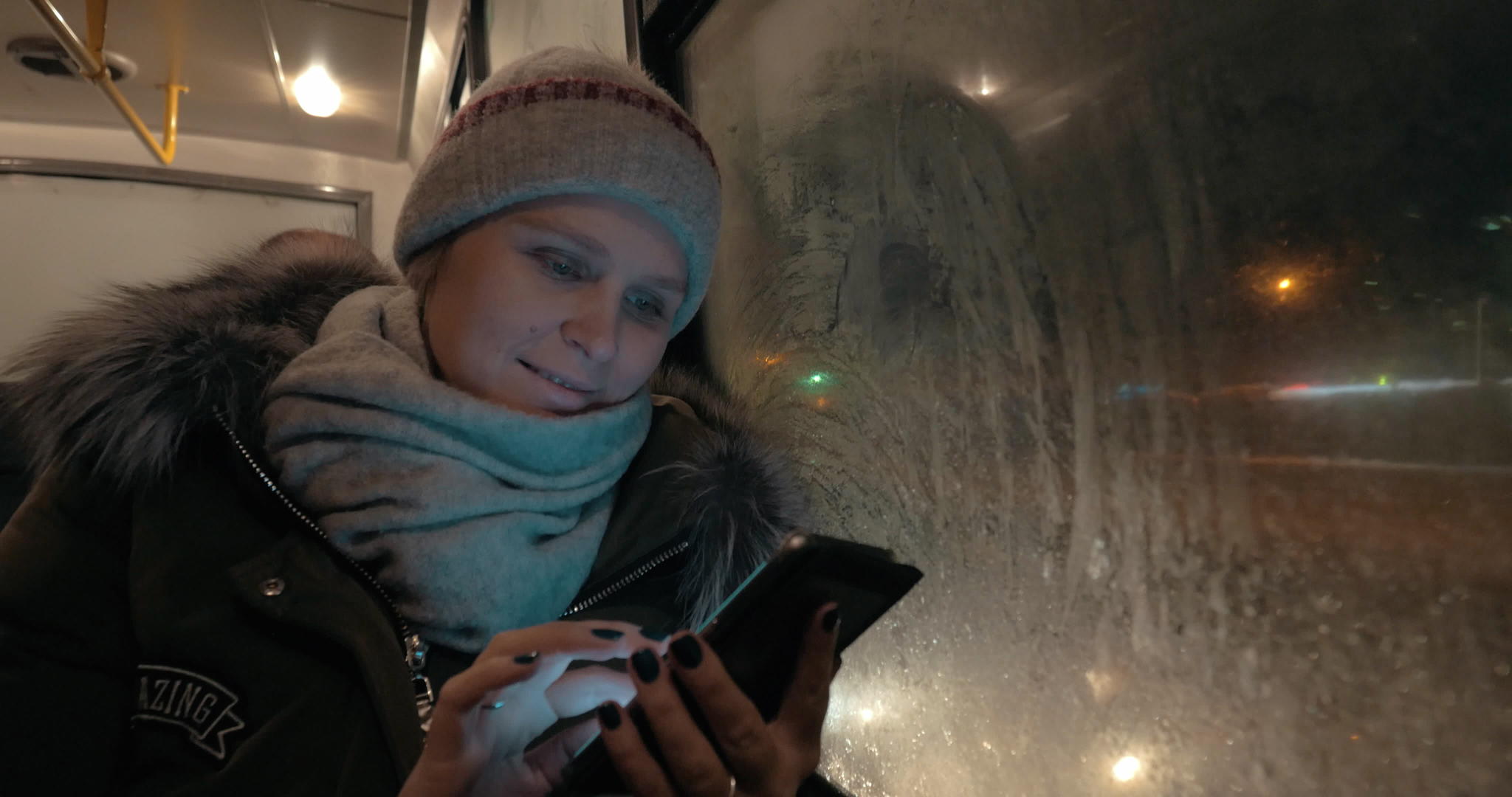冬天晚上坐公交车时使用手机的女性数量视频的预览图
