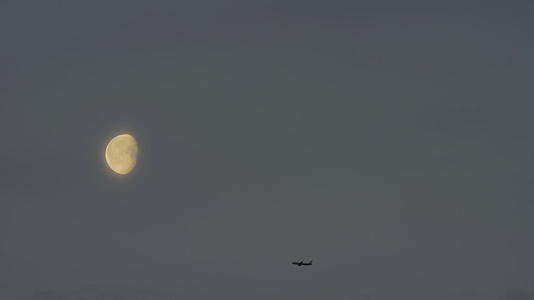 月亮下的飞机视频的预览图