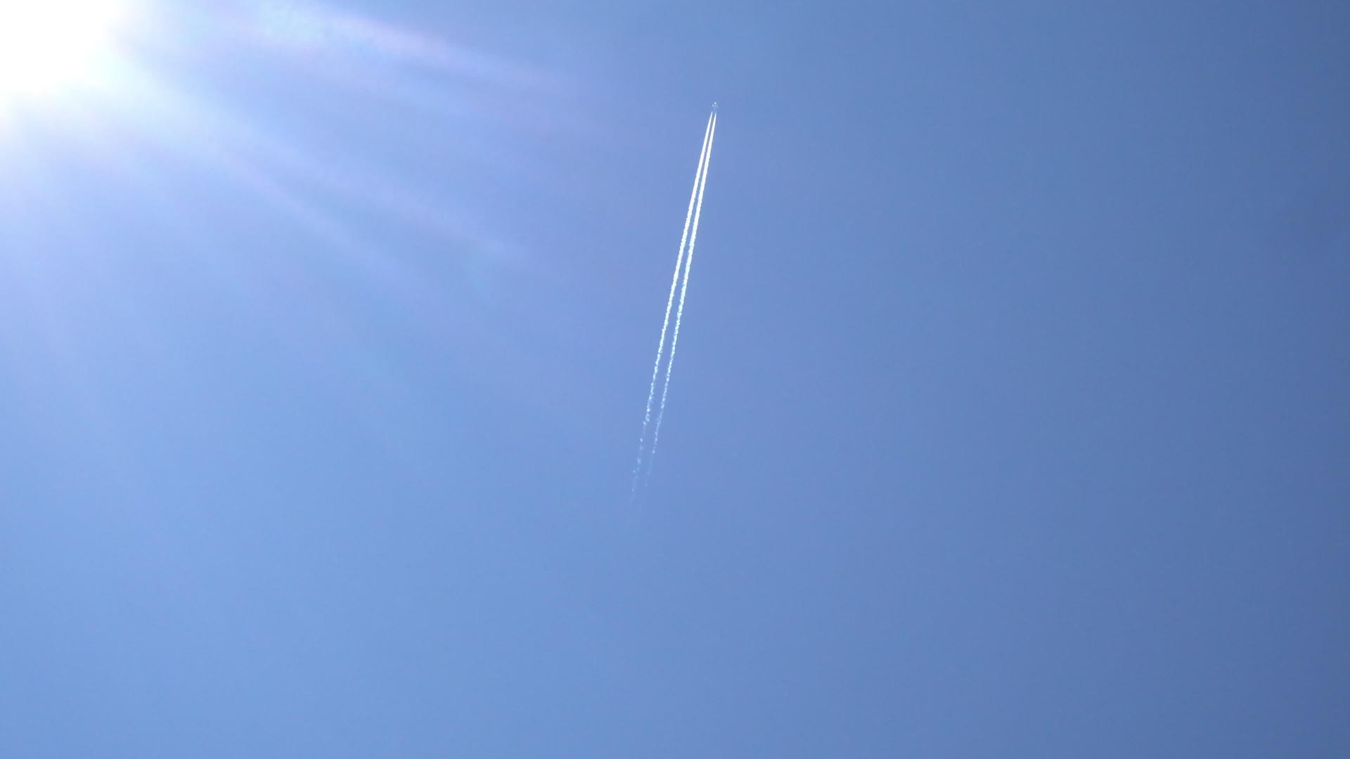 天空中飞机的轮廓视频的预览图