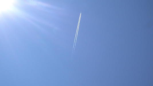 天空中飞机的轮廓视频的预览图