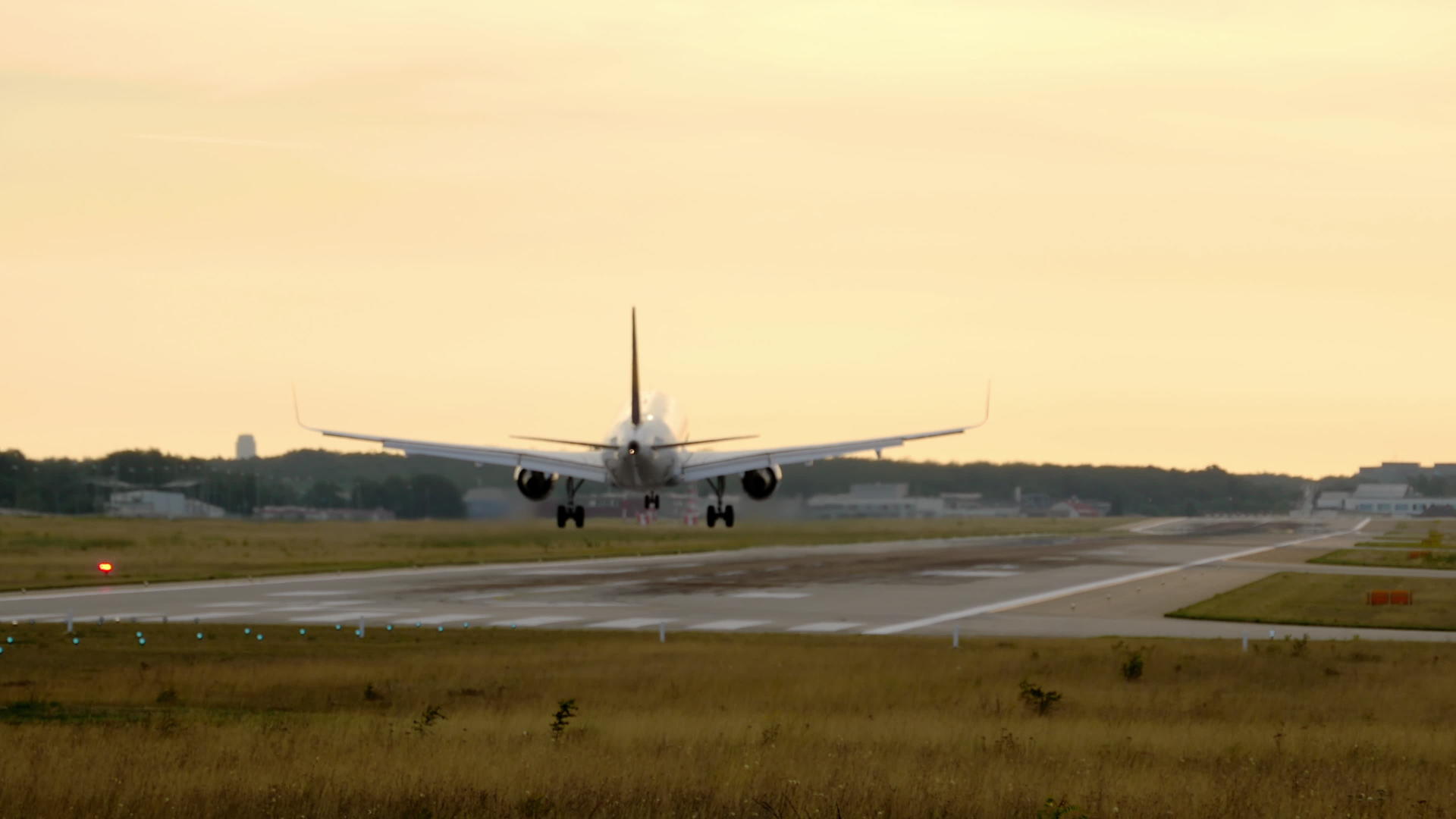 平面飞机在日落时降落视频的预览图