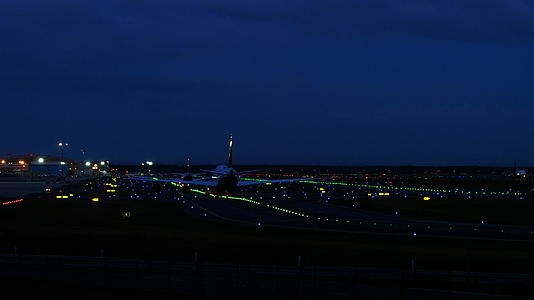 夜间坦率的机场视频的预览图