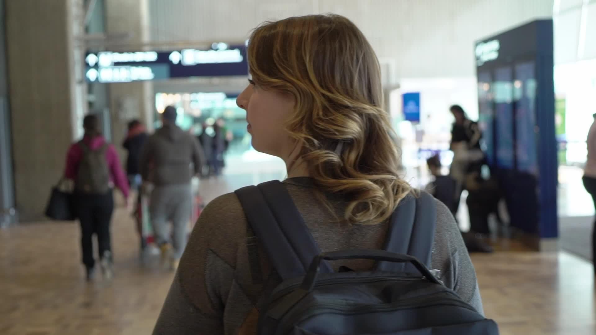 女旅行者出发前往机场女孩背着背包视频的预览图