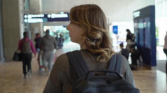 女旅行者出发前往机场女孩背着背包视频的预览图
